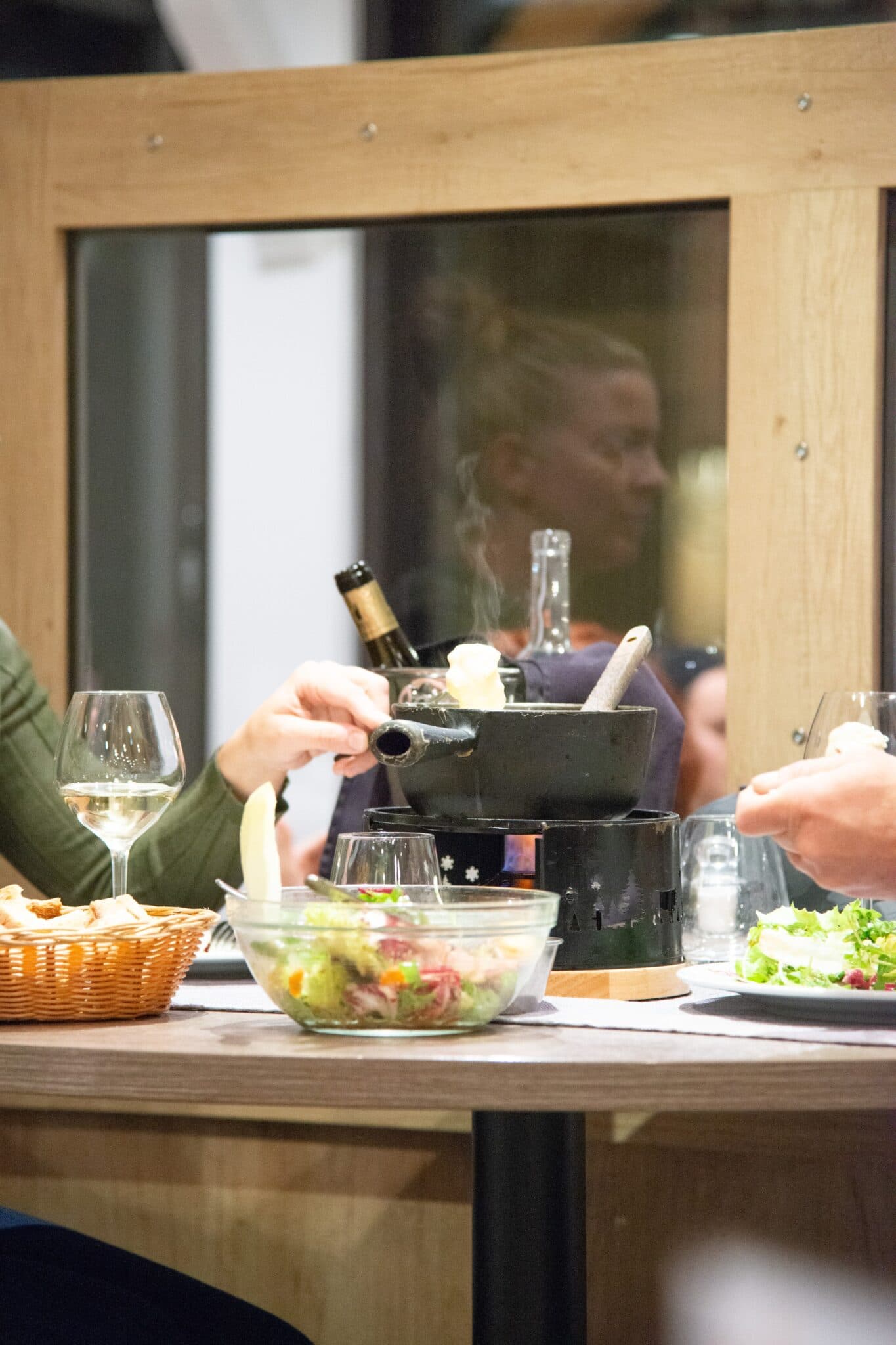 Fondue savoyarde au caquelon, râpé maison de Beaufort et d’Abondance