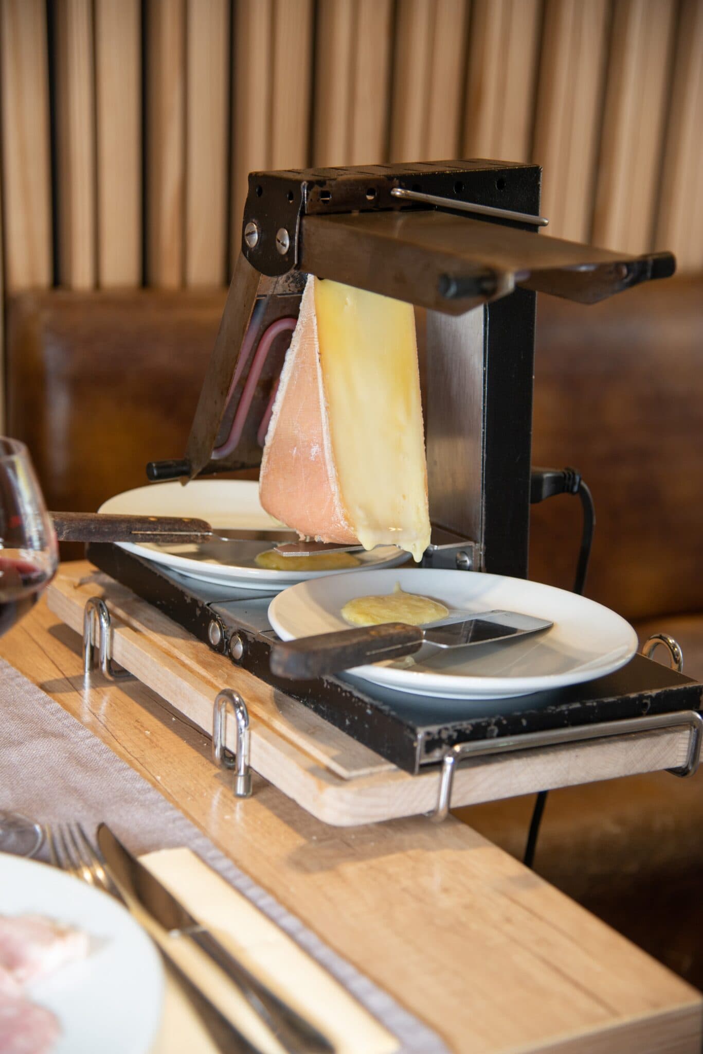 Véritable raclette IGP de Savoie servie à la salamandre