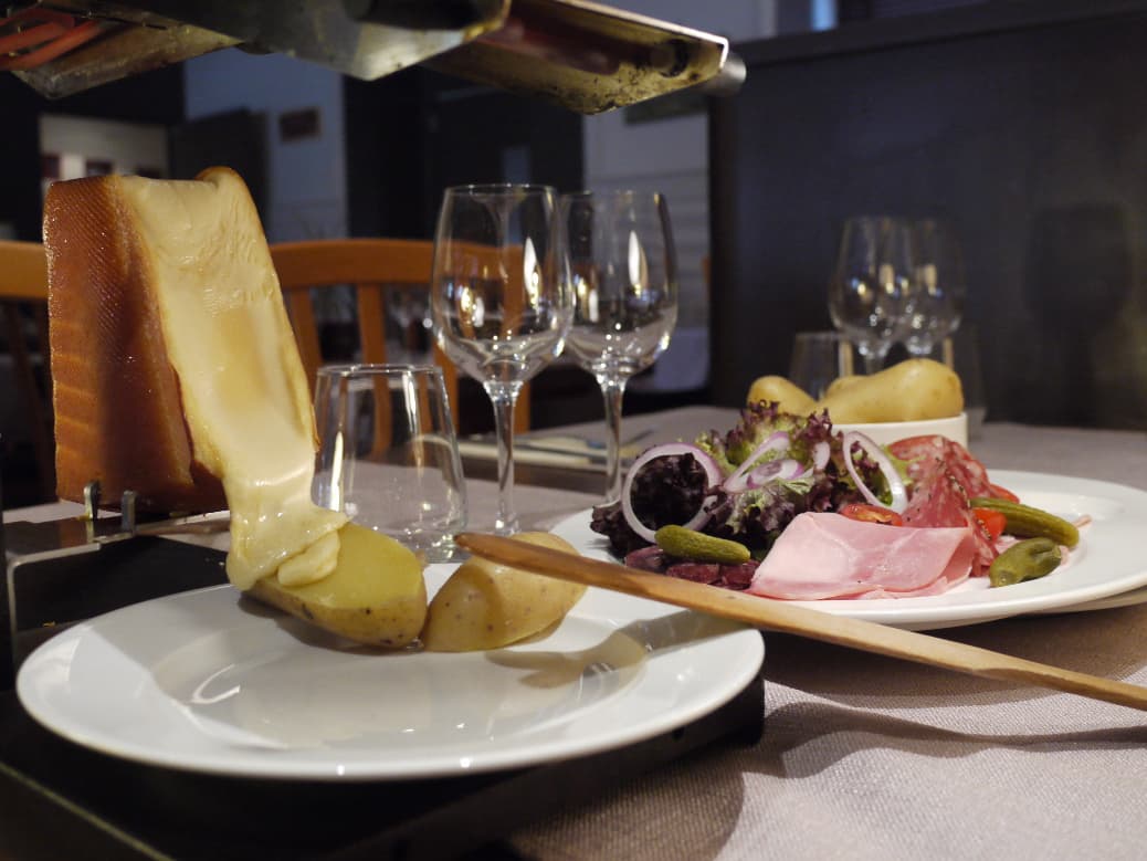 Raclette servie à la salamandre au restaurant Le Savoyard